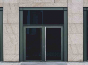 Porte d’entrée lourde en aluminium robuste avec finition moderne et haute sécurité