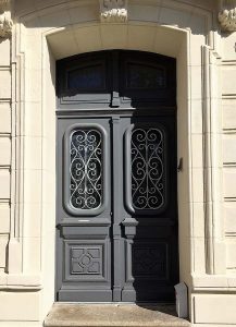porte dentrée sur mesure semi vitrée à double vantaux et imposte menuiserie marquis
