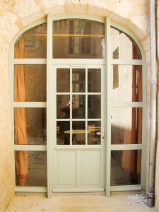 porte dintérieure vitrée cintrée en bois fabriquée sur mesure par menuiserie marquis en vendée copie