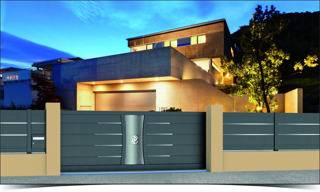 Portail coulissant aluminium avec insert inox, clôture assortie et boîte aux lettres intégrée